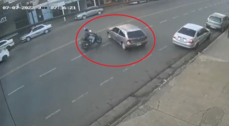 Rotonda de Posadas: imprudente maniobra de un automovilista dejó un motociclista lesionado