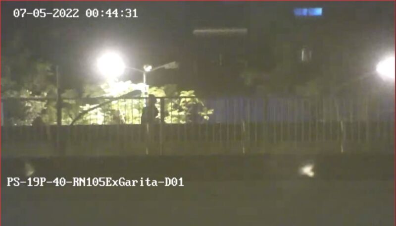 Policías asistieron a joven que manifestó intenciones de tirarse desde un puente aéreo