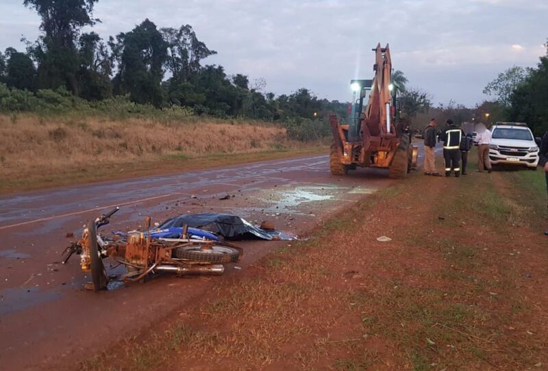 Jardín América: motociclista murió tras chocar contra una retroexcavadora