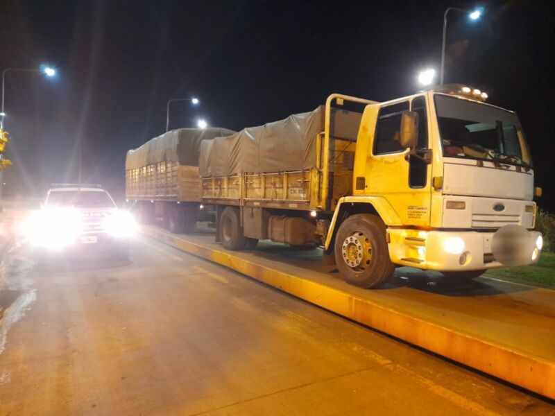 Interceptaron un camión con más de 59 mil kilos de soja que evadió un control fiscal 1 2 - transporte soja2 - 1