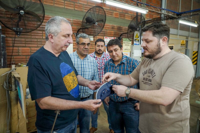 Passalacqua visitó una fábrica de zapatillas en Garupá que comercializa sus productos en 16 provincias
