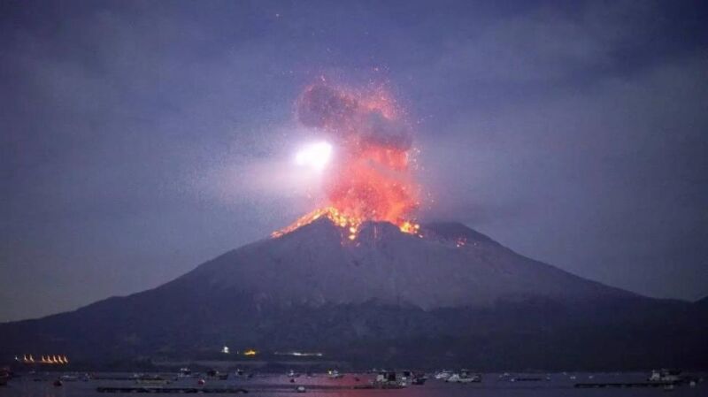 Japón: un volcán entró en erupción y el Gobierno declaró alerta máxima