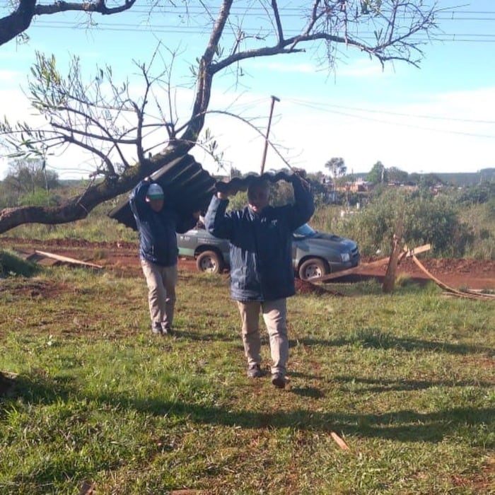 Asistieron en Posadas a familias afectadas por el granizo