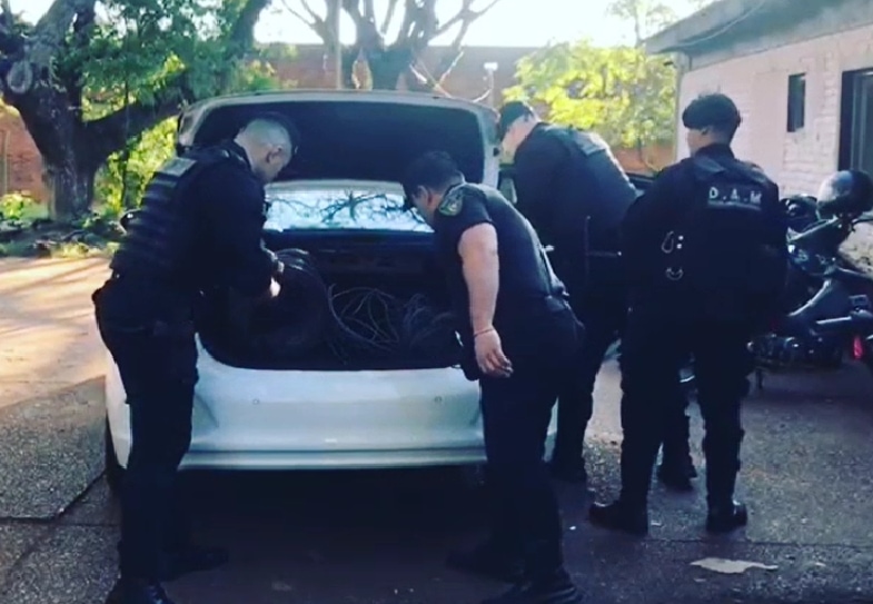 Atraparon a tres "robacables" que momentos antes robaron elementos de una construcción