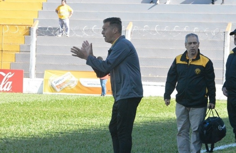 Bárbaro dejó de ser el técnico