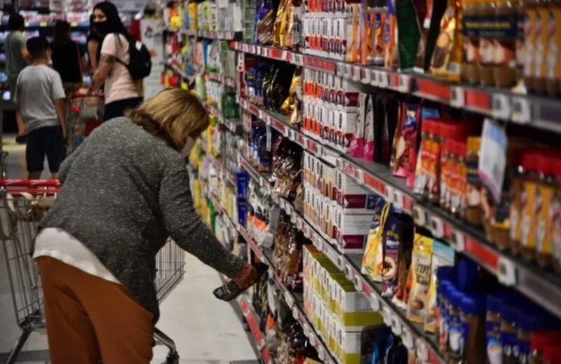 Canasta básica subió casi 7% en julio y una familia necesitó más de $111.000 para no ser pobre
