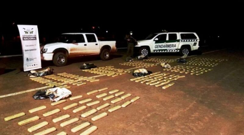 Contrabandistas abandonaron una camioneta con