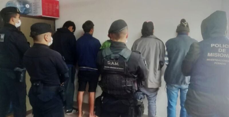 Cuatro detenidos por robarle la