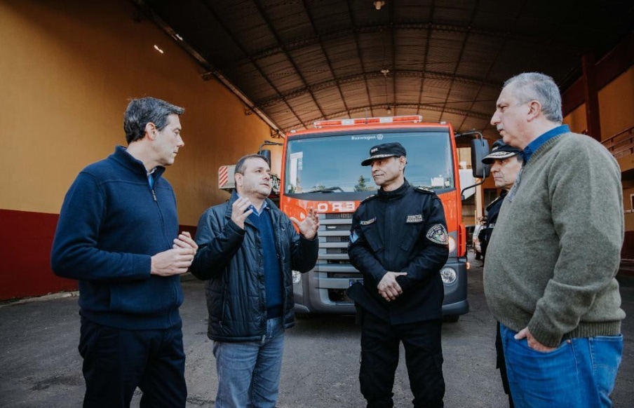 Entregaron un nuevo camión autobomba