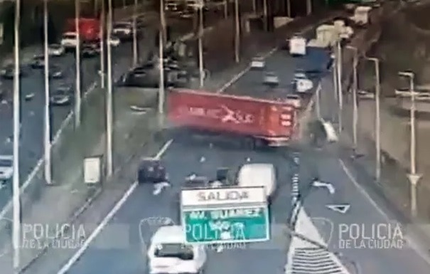 Espectacular vuelco de un camión en una autopista de Buenos Aires