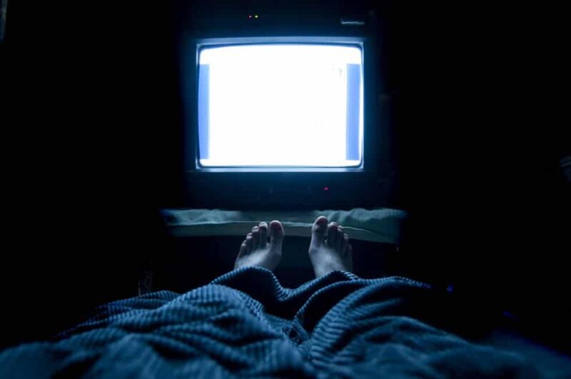 Recomiendan no dormir con la televisión prendida