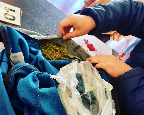 Terminó tras las rejas por tratar de ingresar a la comisaría marihuana oculta en un abrigo