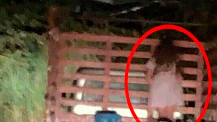 Viajaba por la ruta y captó a una "nena fantasma" colgada de un camión
