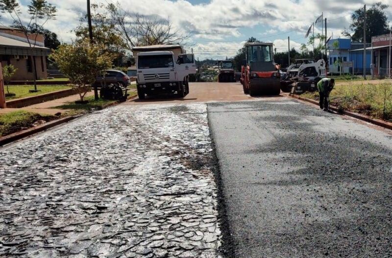 Vialidad provincial avanza con nuevas cuadras de asfalto sobre empedrado en San Vicente