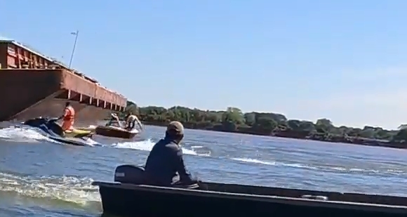 Video del momento en que una barcaza choca a una lancha en Paso de la Patria