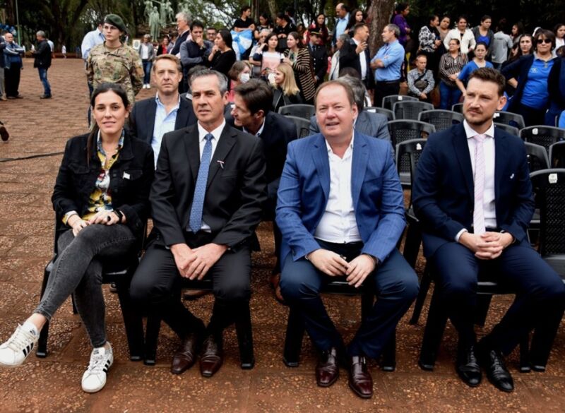 Apóstoles: diputados provinciales participaron del acto central en homenaje al General San Martín 2 4 - diputados provinciales participaron del acto central 1 - 3