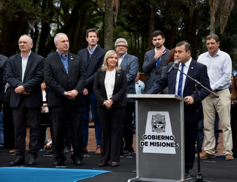 Apóstoles: diputados provinciales participaron del acto central en homenaje al General San Martín 7 14 - diputados provinciales participaron del acto central 4 - 13