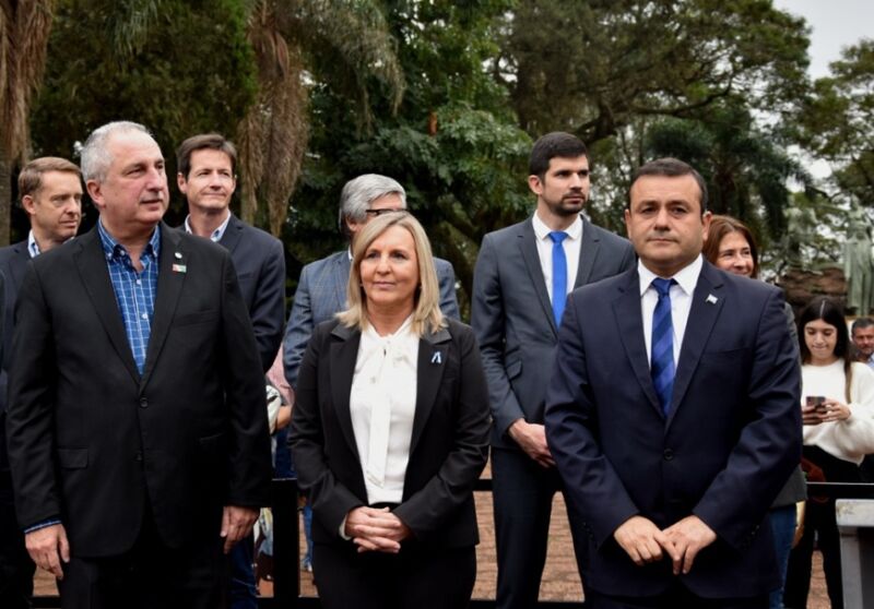 Apóstoles: diputados provinciales participaron del acto central en homenaje al General San Martín 5 10 - diputados provinciales participaron del acto central 9 - 9