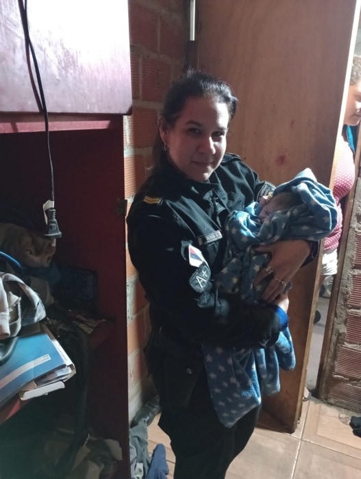 policias asistieron a una mujer 2 - 1