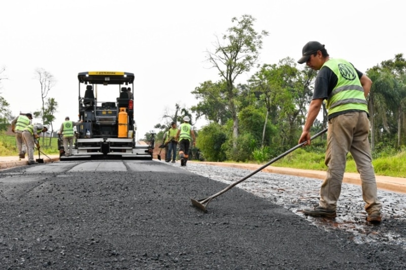Asfaltan calles urbanas de Dos