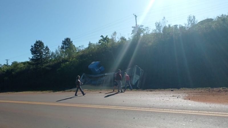 Fuerte choque entre un auto y un camión dejó un herido grave en Campo Ramón 1 2 - Fuerte choque entre un1 - 1