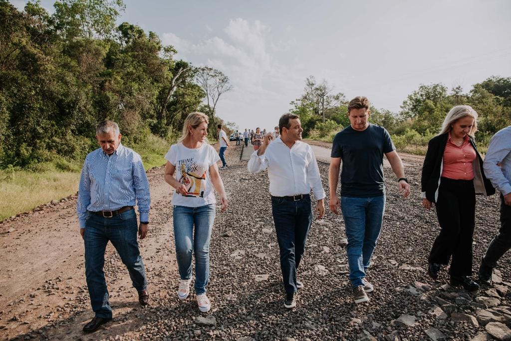 Almafuerte: Herrera Ahuad entregó computadoras, supervisó obras y lanzó una carrera de trail running 3 5 - Herrera Ahuad entregó computadoras