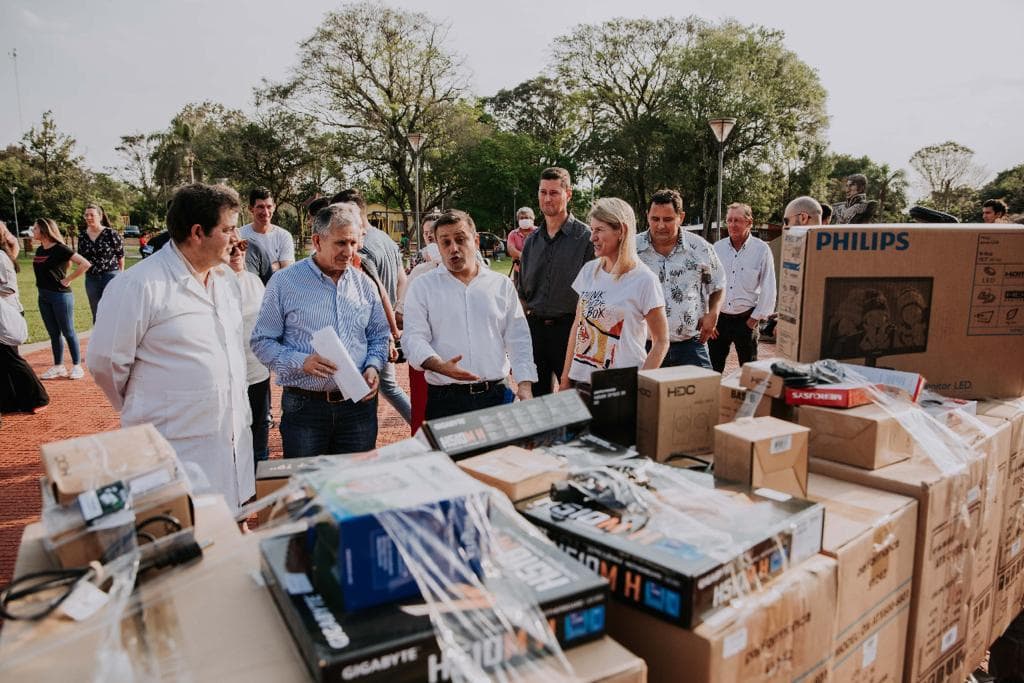 Herrera Ahuad entregó computadoras