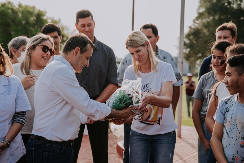 Almafuerte: Herrera Ahuad entregó computadoras, supervisó obras y lanzó una carrera de trail running 1 2 - Herrera Ahuad entrego computadoras3 - 1