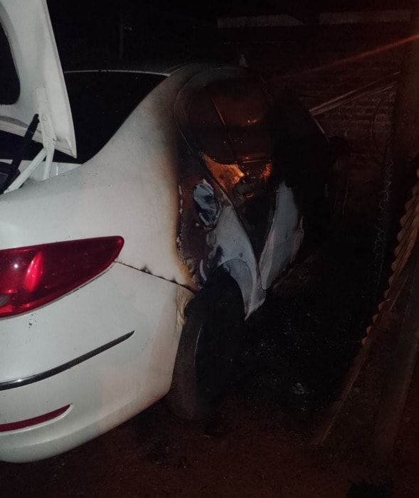 Incendiaron un auto y balearon 1 - 3