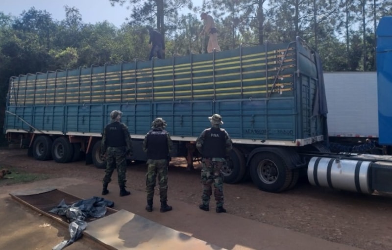 Prefectos secuestraron más de 100