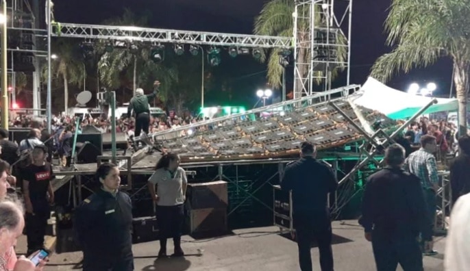 Se desplomó el escenario en pleno show por el Día del Chamamé en Corrientes: dos personas heridas