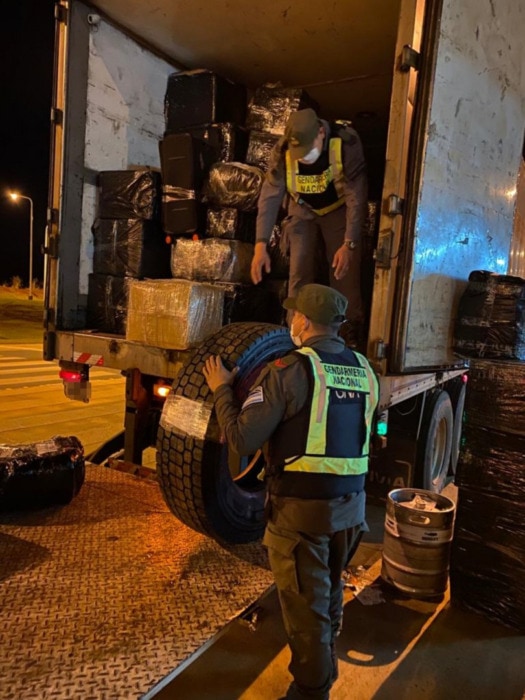 Transportaban 138 neumaticos y accesorios 2 - 1