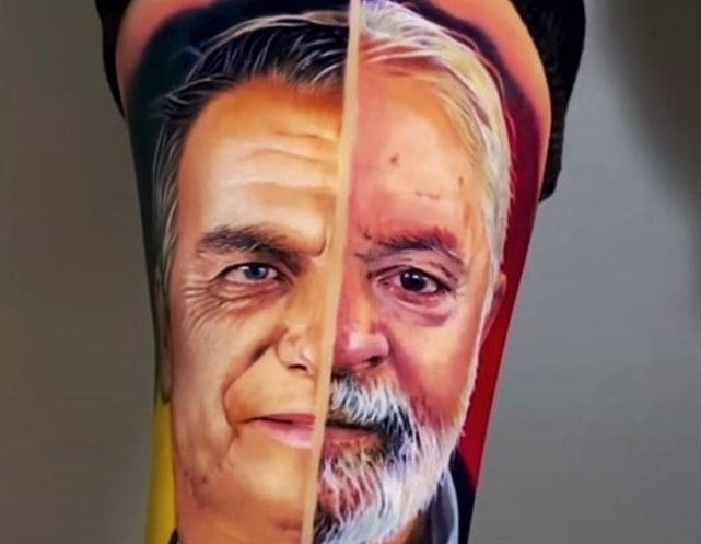 Un hombre se tatuó los rostros de Bolsonaro y Lula en el brazo