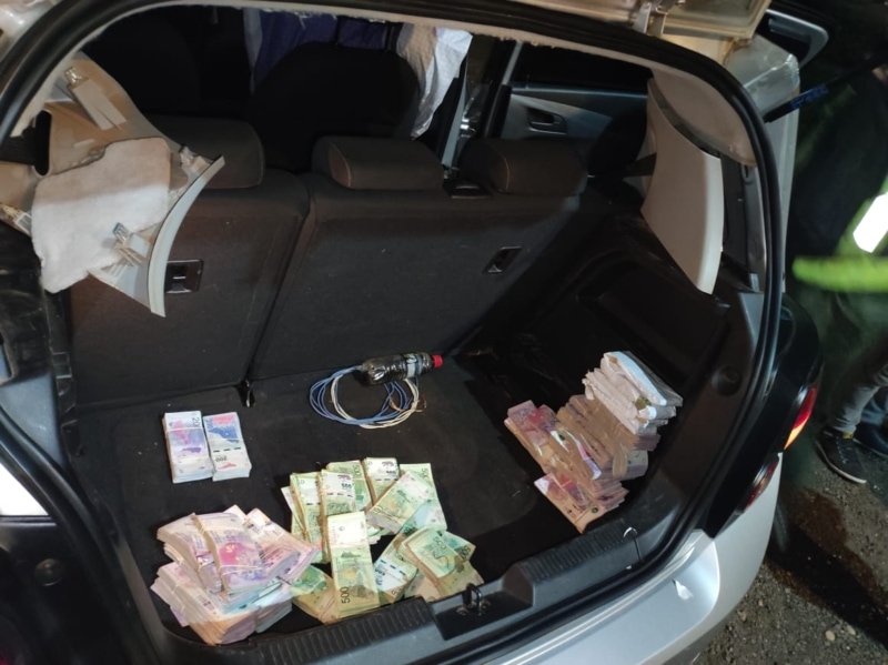 Si bien Rossi y los dirigentes de Boca no lograron ponerse de acuerdo para extender el contrato que vence a fin de 2022, la puerta quedó abierta a una contrapropuesta y hubo nuevos contactos con el arquero que es la gran figura del Xeneize en la temporada. “Boca le ofreció a Rossi renovar su contrato. Lo llamaron y le dijeron: ‘Mirá que te queremos y la oferta sigue firme’. A lo que Rossi dijo no. ¿Y si achicamos la duración del contrato y achicamos el monto? A lo que el arquero de Boca dijo: ‘Hablemos'”, expresó el periodista Daniel Fava en TyC Sports. El arquero de 27 años había rechazado la oferta presentada por Boca semanas atrás y por eso la dirigencia xeneize contrató a Sergio Chiquito Romero para potenciar el puesto. De todas maneras, Rossi sigue siendo el titular. Luego de conocerse la decisión de Rossi de no aceptar la oferta del club, los hinchas de Boca se manifestaron en La Bombonera cantando a favor del arquero y pidiéndole que no se vaya. Esto también fue fundamental para que las partes reconsideraran el asunto y sigan negociando.