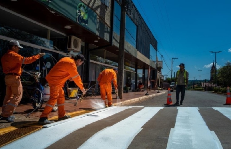 Vialidad provincial ejecuta obras de demarcación en calles de Capioví 1 2 - Vialidad provincial ejecuta obras de 1 - 1