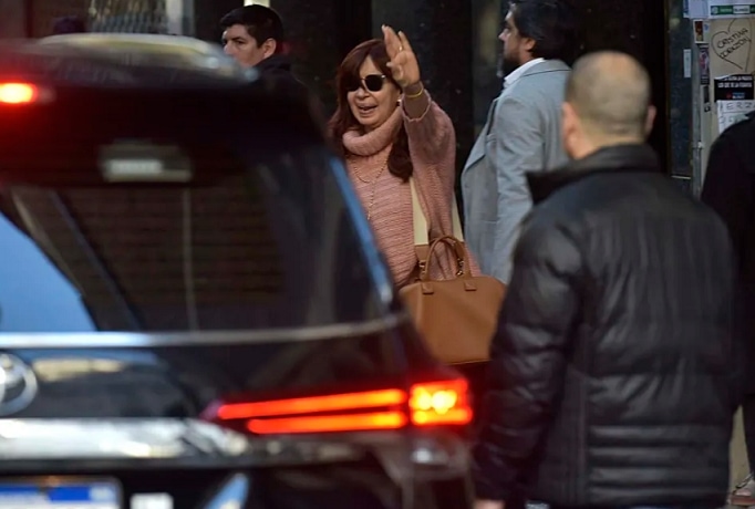 le cedió un auto blindado