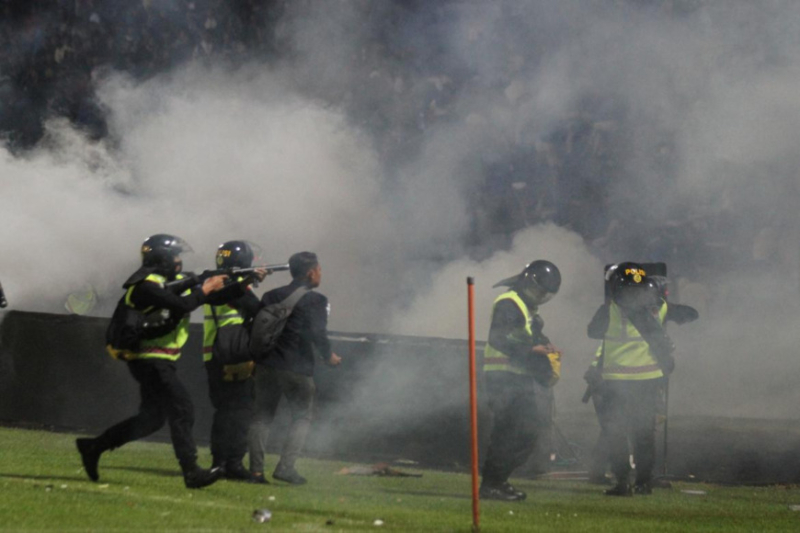 Tragedia en Indonesia: son más de 140 los fallecidos tras incidentes en un partido de fútbol