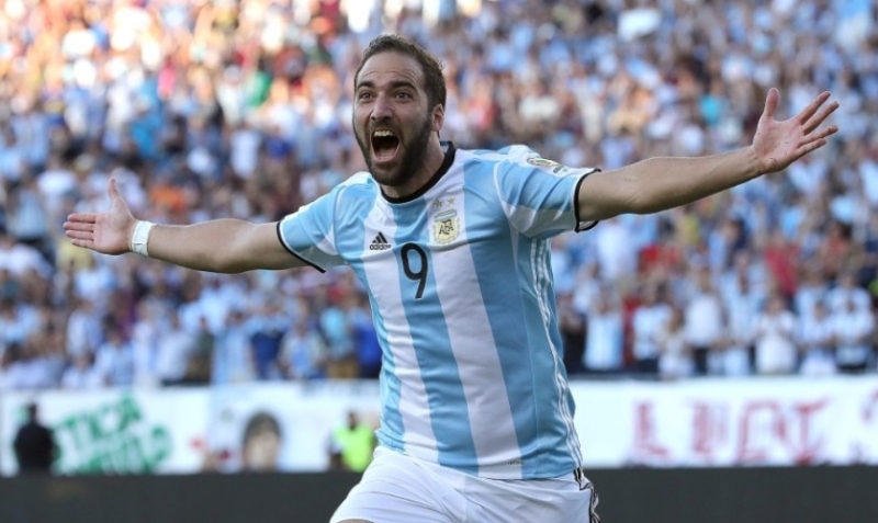 Higuaín anunció su retiro