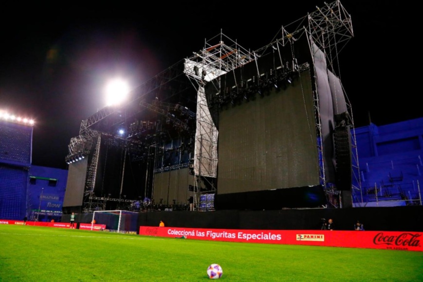 La Liga Profesional repudió a Vélez por jugar con un escenario montado detrás de un arco