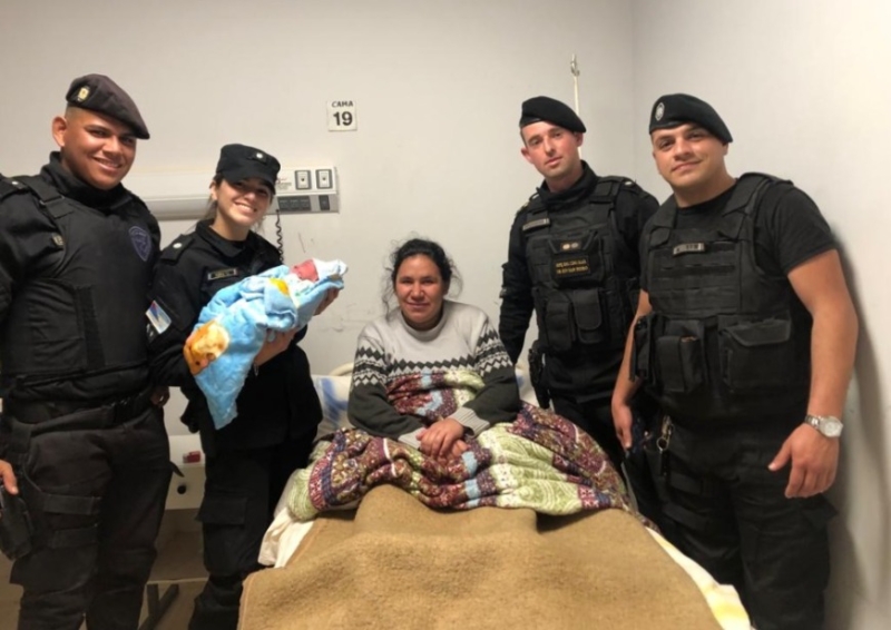 Policías ayudaron a una mujer