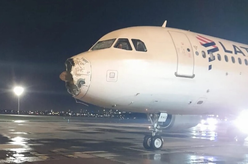 Video un avión atravesó una