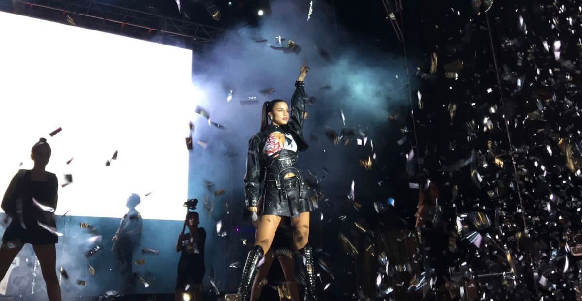 Ante miles de espectadores, Emilia Mernes cerró el “Mes Rosa” en la tierra colorada 7 13 - emilia mernes 6 - 12