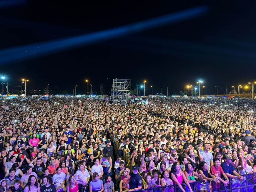 Ante miles de espectadores, Emilia Mernes cerró el “Mes Rosa” en la tierra colorada 1 2 - emilia mernes 7 - 1