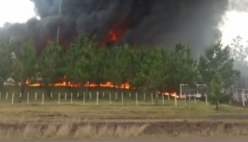 Se incendió una fábrica de resina en Profundidad