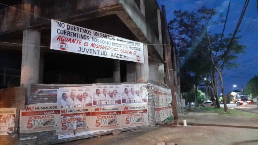 Con pasacalles, jóvenes de la UCR rechazan la presencia correntina dentro del partido misionero 1 2 - pasacalles ucr 1 - 1