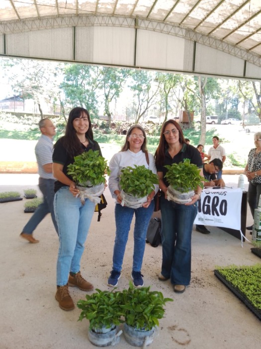 Entregaron más de 1.500 plantines frutales a productores de Dos de Mayo 3 6 - plantines frutales 4 - 5