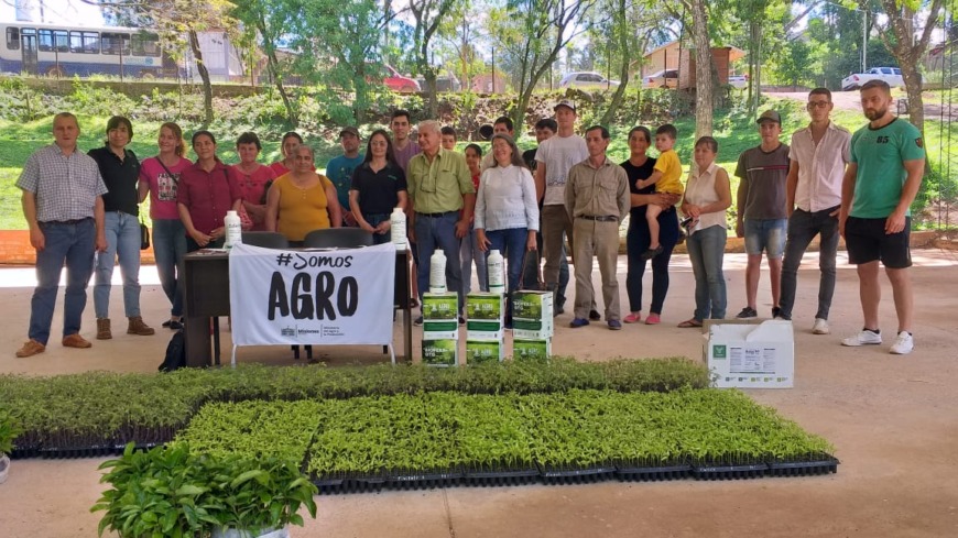 Entregaron más de 1.500 plantines frutales a productores de Dos de Mayo