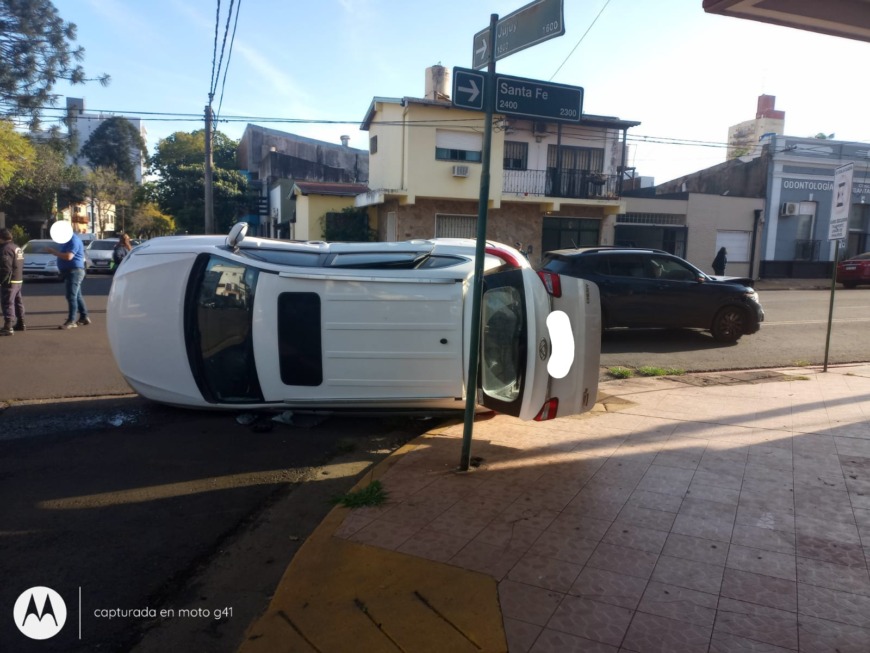 Choque y vuelco en pleno centro posadeño: no hubo heridos