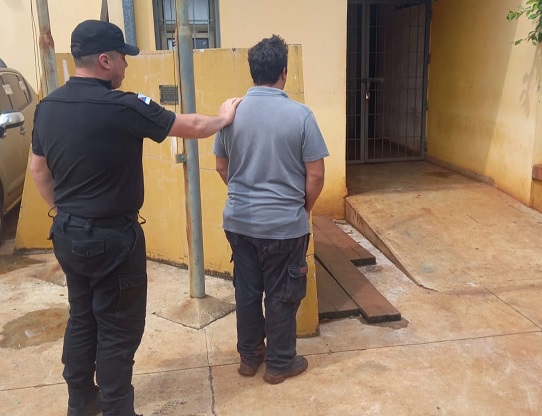 Terminó detenido tras rociar con nafta el auto de su pareja e intentar prenderlo fuego con ella adentro