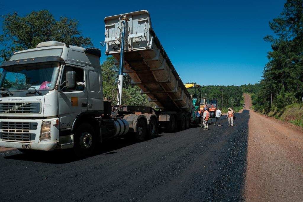 Vialidad Provincial continúa con el asfaltado del acceso a Colonia Guaraypo